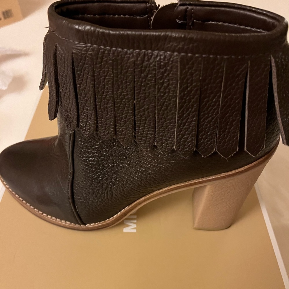 Antonio Milani- 7M, Leather ankle boots.